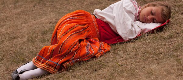 Une jeune fille dort - Sputnik Afrique