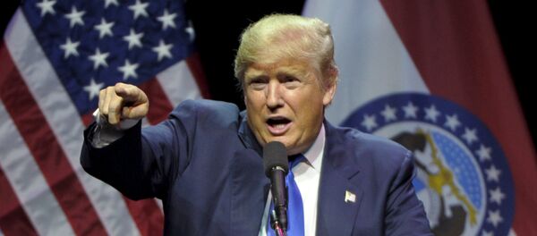 U.S. Republican presidential candidate Donald Trump points out a protester during a campaign rally at the downtown Midland Theater in Kansas City, Missouri, March 12, 2016. - Sputnik Afrique
