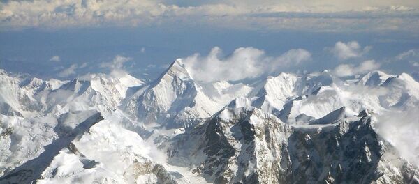 Tian Shan mountain range with Khan Tengri (6995 m) in the center. Taken on the flight from Urumqi to Bishkek, where Mt. Khan Tengri and Mt. Tomur (Russian: Mt Pobeda) can be seen clearly. - Sputnik Afrique