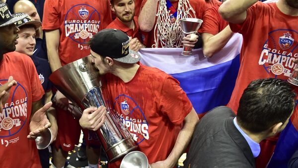 CSKA Moscow French player Nando de Colo kisses the trophy after Moscow won the final at the Euroleague Final Four in Berlin on May 15, 2016. CSKA Moscow defeated Fenerbahce Istanbul 101 to 96, to take the trophy. - Sputnik Afrique