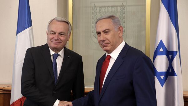 Israeli Prime Minister Benjamin Netanyahu (R) shakes hands with French Foreign Minister Jean-Marc Ayrault on May 15, 2016 during a meeting at the Prime Minister's office in Jerusalem. - Sputnik Afrique