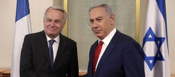 Israeli Prime Minister Benjamin Netanyahu (R) shakes hands with French Foreign Minister Jean-Marc Ayrault on May 15, 2016 during a meeting at the Prime Minister's office in Jerusalem. - Sputnik Afrique
