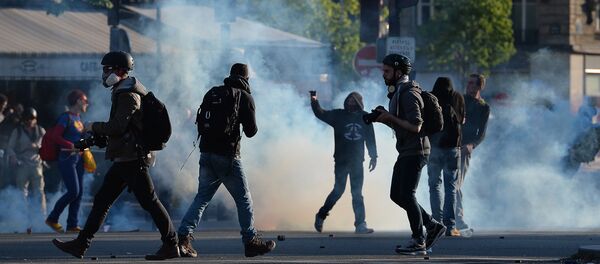 Manifestants et photographes sur la place de la Nation à Paris - Sputnik Afrique