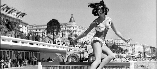 Les stars sur la plage lors du festival de Cannes au fil des années - Sputnik Afrique