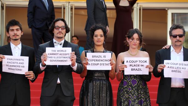 Manif contre le coup d'Etat au Brésil sur le tapis rouge de Cannes - Sputnik Afrique