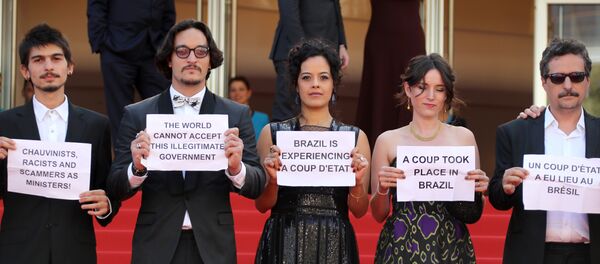Manif contre le coup d'Etat au Brésil sur le tapis rouge de Cannes - Sputnik Afrique