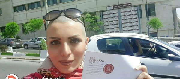 Iran: elle lutte contre le port du voile en se rasant le crâne - Sputnik Afrique