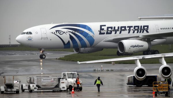 Un avion d'EgyptAir effectuant le vol Paris-Le Caire après le vol disparu MS804 - Sputnik Afrique