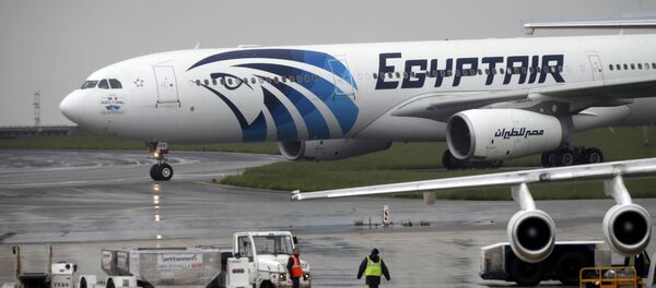 Un avion d'EgyptAir effectuant le vol Paris-Le Caire après le vol disparu MS804 - Sputnik Afrique