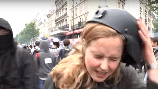 Une journaliste frappée en direct par une manifestant à Paris - Sputnik Afrique