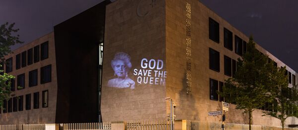 la projection du portrait de Recep Tayyip Erdogan avec la couronne de la reine d'Angleterre la projection du portrait de Recep Tayyip Erdogan avec la couronne de la reine d'Angleterre - Sputnik Afrique