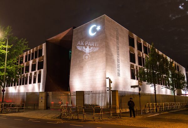 le blason du Troisième Reich avec le logo du parti au pouvoir AKP le blason du Troisième Reich avec le logo du parti au pouvoir AKP - Sputnik Afrique