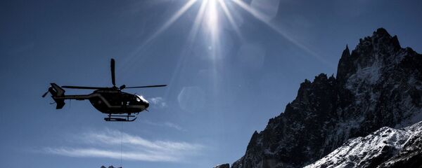 A person is rescued by a gendarmerie (PGHM) helicopter, on September 25, 2015 in Mont Blanc mountains, during a mountain rescue exercise. A person is rescued by a gendarmerie (PGHM) helicopter, on September 25, 2015 in Mont Blanc mountains, during a mountain rescue exercise. - Sputnik Afrique