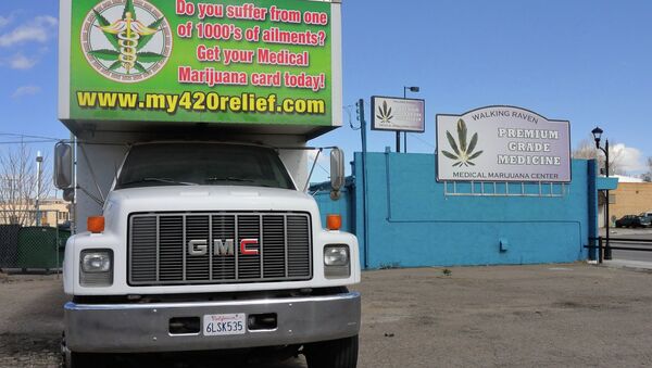 Un camion services avec un publicité de marijuana médicinale à Denver, dans une bande commerciale connue sous le nom The Green Mile et Reefer Row en raison de la plus d'une douzaine de dispensaires de cannabis médical dans le quartier. - Sputnik Afrique