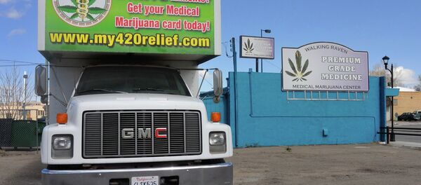 Un camion services avec un publicité de marijuana médicinale à Denver, dans une bande commerciale connue sous le nom The Green Mile et Reefer Row en raison de la plus d'une douzaine de dispensaires de cannabis médical dans le quartier. - Sputnik Afrique
