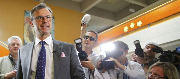 Le candidat à la présidentielle Norbert Hofer pour l'extrême droite FPÖ en train de voter, Autriche, le 22 mai 2016 - Sputnik Afrique