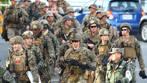 Marines américains vont à l'exercice militaire conjointe des États-Unis et la Corée du Sud dans le port sud-est de Pohang le 7 Mars 2016 - Sputnik Afrique
