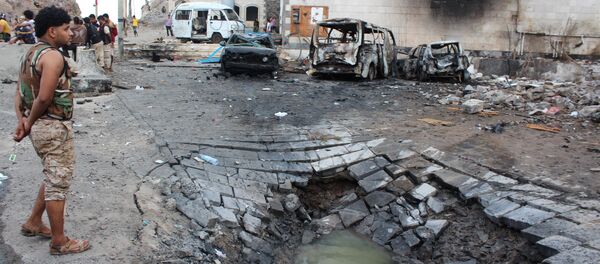 A Yemeni man stands at the site of a suicide car bombing outside Yemen's presidential palace in the city of Aden, on January 28, 2016. - Sputnik Afrique