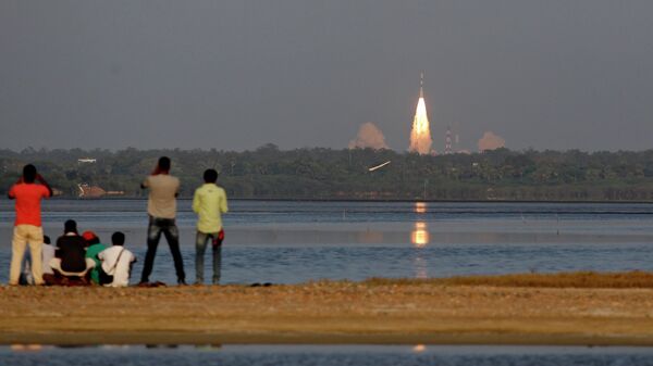 People watch the PSLV-C27 take off carrying India's fourth navigational satellite, in Sriharikota, India, Saturday, March 28, 2015 - Sputnik Afrique