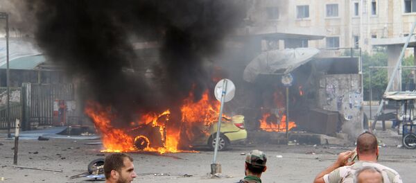 A Syrian army soldier and civilians inspect the damage after explosions hit the Syrian city of Tartous, in this handout picture provided by SANA on May 23, 2016. - Sputnik Afrique