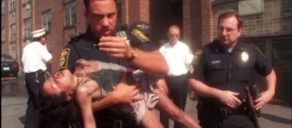 18 ans plus tard, son ange gardien assiste à sa remise de diplôme - Sputnik Afrique