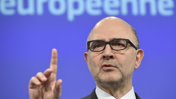 EU Commissioner for Economic and Financial Affairs, Taxation and Customs Pierre Moscovici gives a press conference to present the European Commission's adopted Opinion on Portugal's 2016 Draft Budgetary Plan on February 5, 2016 at EU Headquarters in Brussels. - Sputnik Afrique