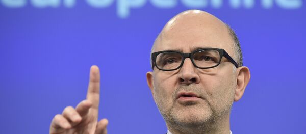 EU Commissioner for Economic and Financial Affairs, Taxation and Customs Pierre Moscovici gives a press conference to present the European Commission's adopted Opinion on Portugal's 2016 Draft Budgetary Plan on February 5, 2016 at EU Headquarters in Brussels. - Sputnik Afrique