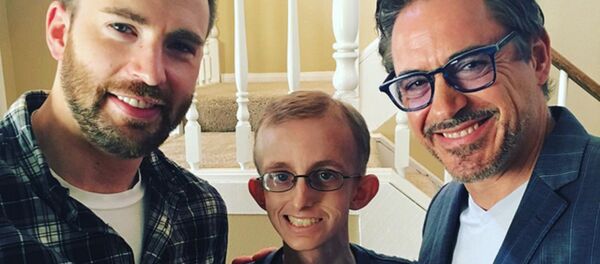 Avengers avec son fan - Sputnik Afrique