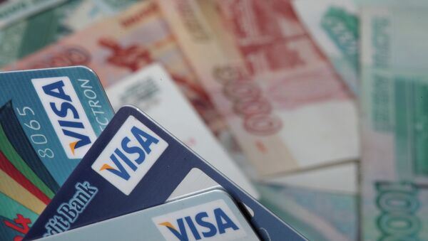 Les cartes bancaires Visa et dénominations monétaires de 1000 et de 5000 roubles - Sputnik Afrique