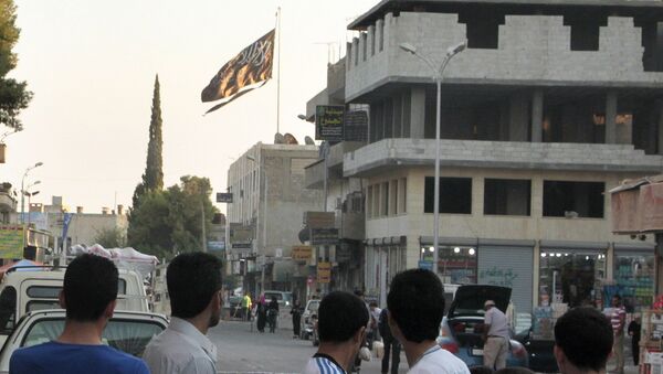 A group of men look at a large black Jihadist flag with Islamic writing on it proclaiming in Arabic that There is no God but God and Mohammed is the prophet of God, as they look over towards a building in the northern rebel-held Syrian city of Raqqa on September 28, 2013. - Sputnik Afrique