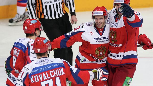 Hockeyeurs russes dont Pavel Datsiouk (deuxième à droite) - Sputnik Afrique