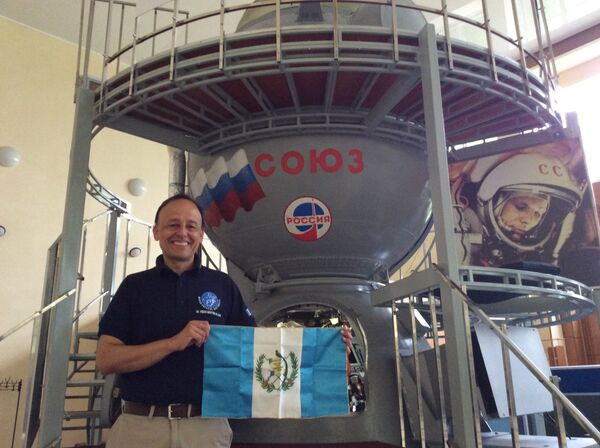 Vinicio Montoya près du vaisseau spatial Soyouz - Sputnik Afrique