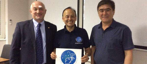 Montoya (au centre) avec des représentants de Roscosmos dans le Centre de Iouri Gagarine - Sputnik Afrique