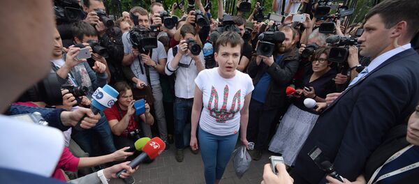 Украинская военнослужащая Надежда Савченко в аэропорту Киева - Sputnik Afrique