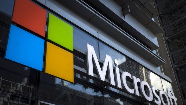 A Microsoft logo is seen on an office building in New York City, July 28, 2015 - Sputnik Afrique