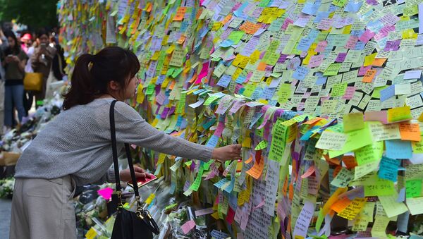 Un mur de chrysanthèmes contre le meurtre sexiste d’une Sud-Coréenne - Sputnik Afrique