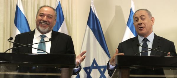 Israeli Prime Minister Benjamin Netanyahu (R) and Avigdor Lieberman (L), the head of hardline nationalist party Yisrael Beitenu, are seen during a ceremony in which they signed a coalition agreement on May 25, 2016 at the Knesset, the Israeli parliament in Jerusalem. - Sputnik Afrique