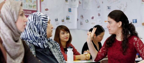 Migrants dans un centre de communication interculturelle à Berlin - Sputnik Afrique