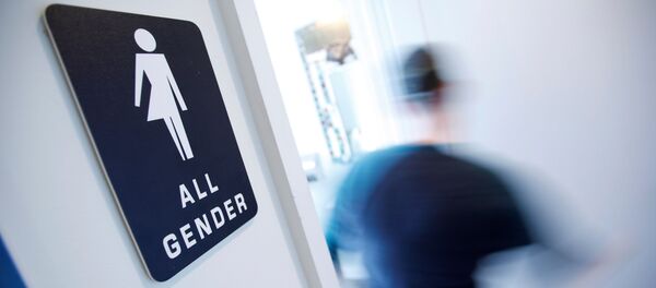 Transphobie : l’eau de toilette qui divise les Etats-Unis - Sputnik Afrique