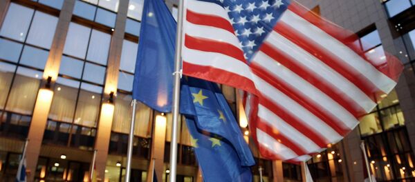 le drapeau des États-Unis et de l'Union européenne - Sputnik Afrique