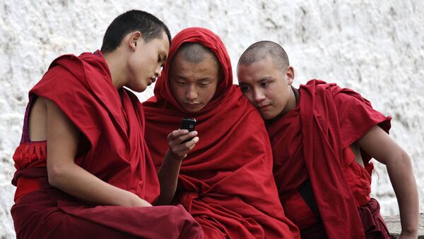 Des moines bouddhistes devant un portable - Sputnik Afrique
