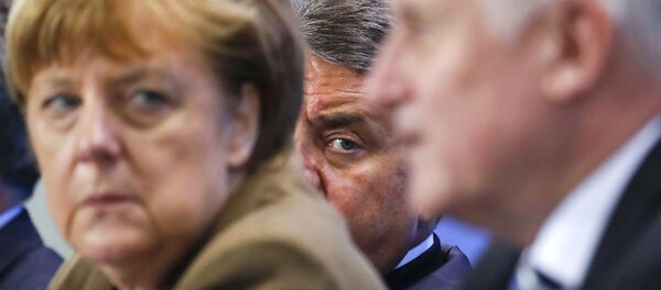 Le ministre allemand de l'Economie Siegmar Gabriel (C) entre la chancelière Angela Merkel et le premier ministre bavaroise et le chef de l'Union chrétienne-sociale (CSU) Horst Seehofer lors d'une conférence de nouvelles à la Chancellerie à Berlin, Allemagne, 14 Avril 2016. - Sputnik Afrique