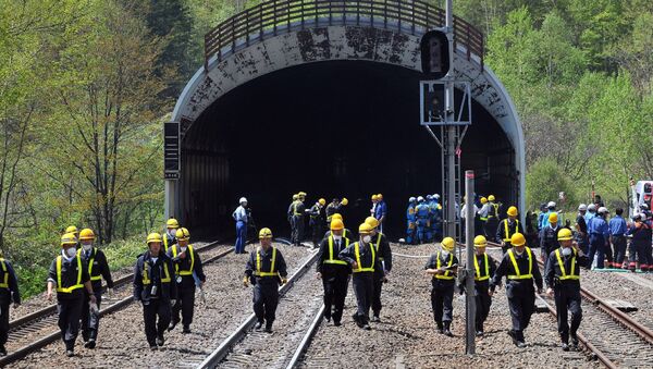 Les pompiers de JR Hokkaido inspectent le tunnel de train dans lequel un train a pris feu, dans le village de Shimukappu le 28 mai 2011 - Sputnik Afrique