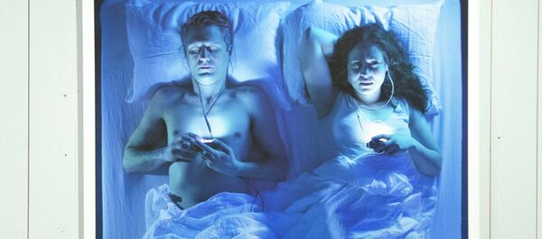 A man and a woman listening to the music in a bed. - Sputnik Afrique