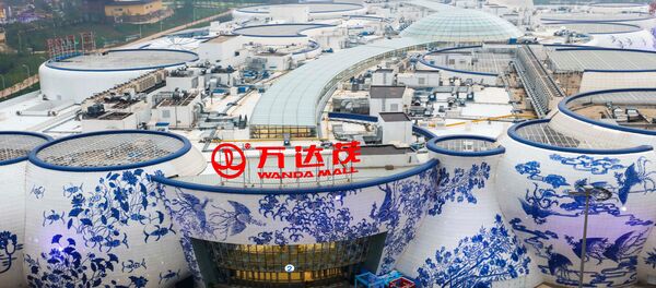 Les bâtiments de Wanda Mall dans des formes de porcelaine bleue et blanche sont vus en avance sur son ouverture officielle à Nanchang - Sputnik Afrique