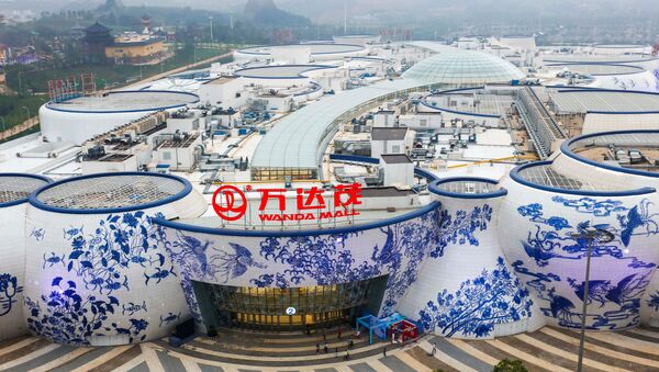 Les bâtiments de Wanda Mall dans des formes de porcelaine bleue et blanche sont vus en avance sur son ouverture officielle à Nanchang - Sputnik Afrique