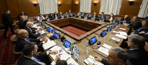 United Nations (UN) special envoy Staffan de Mistura (C-L) sits facing Syria's main opposition group during Syrian peace talks at the UN Offices in Geneva on February 1, 2016 - Sputnik Afrique
