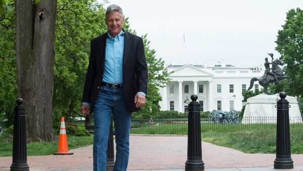 US Libertarian Party presidential candidate Gary Johnson walks in Lafayette Park across from the White House during an interview with AFP in Washington, DC, on May 9, 2016. - Sputnik Afrique
