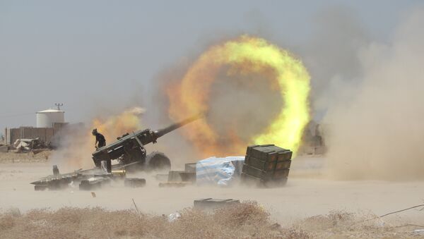 An Iraqi Shi'ite fighter fires artillery during clashes with Islamic State militants near Falluja, Iraq, May 29, 2016. - Sputnik Afrique