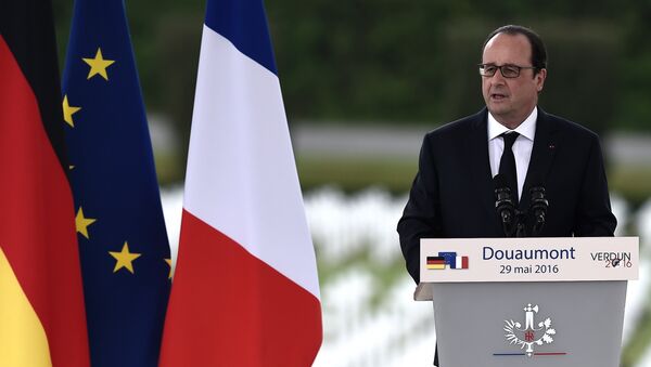 French President Francois Hollande delivers a speech during a remembrance ceremony to mark the centenary of the battle of Verdun, at the Douaumont Ossuary (Ossuaire de Douaumont), northeastern France, on May 29, 2016. - Sputnik Afrique